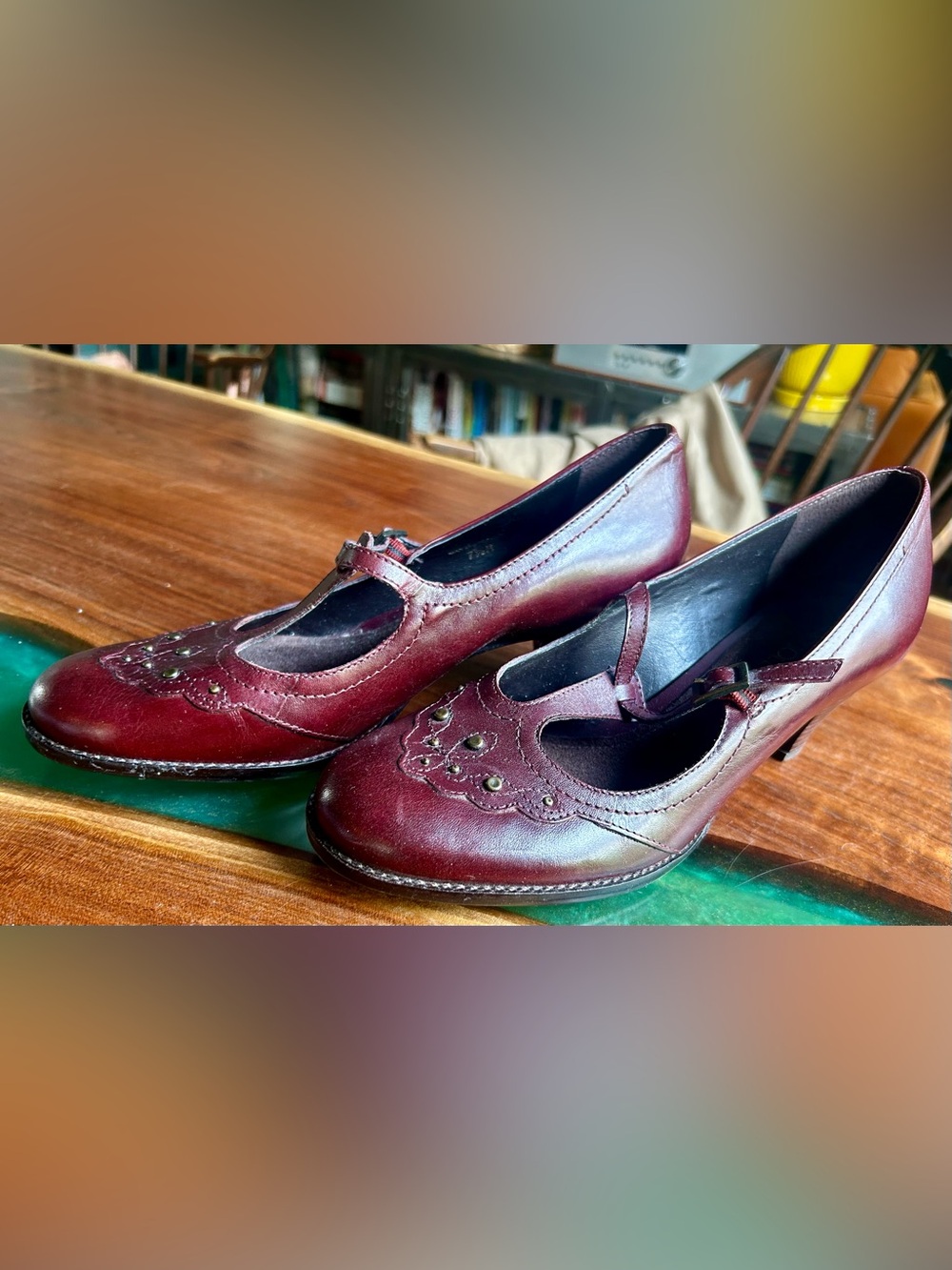 vintage-inspired like new Aerosoles burgundy low tstrap leather heels, women 8.5